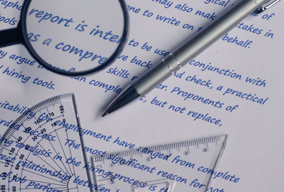 Illustration einer Handschriftanalyse, mit Winkelmesser und Lupe