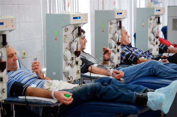 תורמי דם | צילום: Alexandr Kryazhev / Sputnik / Science Photo Library