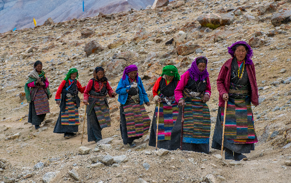 Ältere Frauen in einer religiösen Prozession in Tibet | Foto: Almazoff, Shutterstock