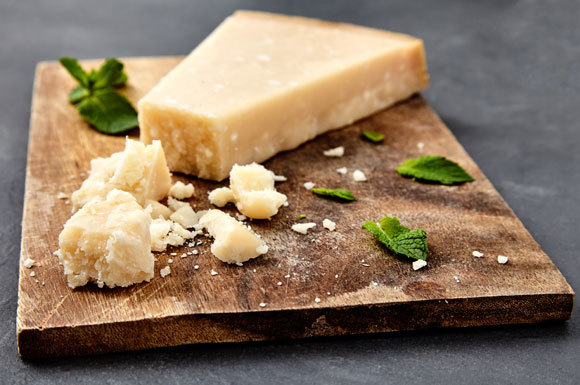 Parmesan oder Parmigiano Reggiano | Foto: Olexiy Bayev, Shutterstock