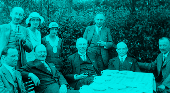 גייגר, יושב שני משמאל, עם צ'דוויק מימינו ורותרפורד משמאלו | Prof. Peter Fowler, SPL