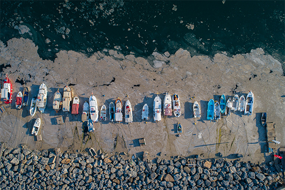 סירות דייגים תקועות בריר על ים מרמרה | Shutterstock, Huseyin Aldemir