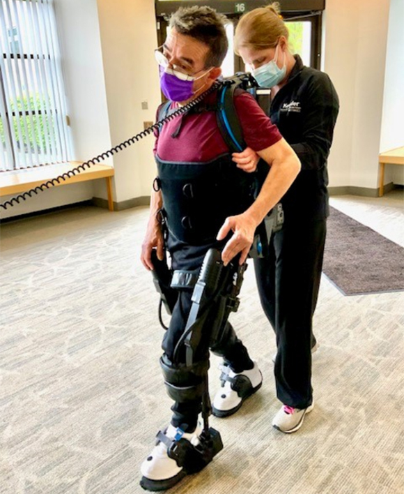 אחד מהנבדקים עובר טיפול עם השלד הרובוטי. מקור: Kessler Foundation