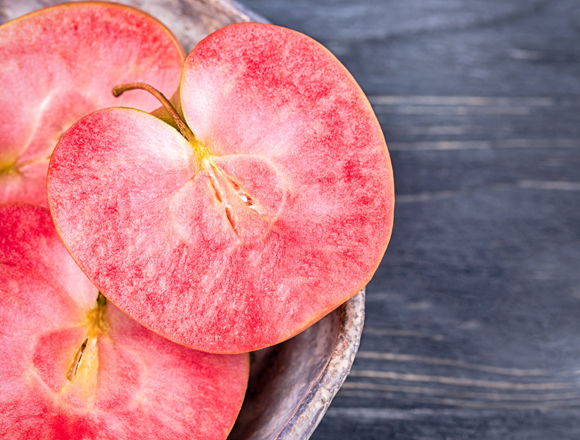 זן תפוח שבו יש הצטברות של אנטוציאנינים גם בציפת הפרי, ולא רק בקליפה | Shutterstock, Kvitka Nastroyu