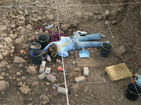 חפירת מבנה נטופי בטרסת מערת הנחל, הר הכרמל | צילום: ראובן ישורון, ויקיפדיה