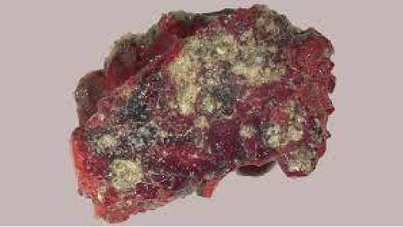 פיסת הטריניטייט שבה התגלה הקוואזי-גביש | צילום: לוקה בינדי ופאול שטיינהארדט מתוך מאמר המחקר