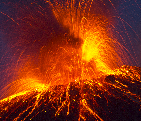 התפרצויות געשיות עזות מספיק כדי להרחיף אירוסולים גבוה. התפרצות הר הגעש סטרומבולי | צילום: Rainer Albiez, Shutterstock