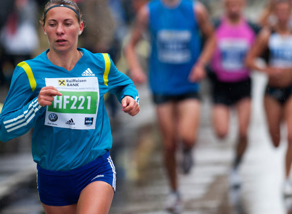 קצב חילוף החומרים גבוה במיוחד אצל רצים ורצות. מתוך המרתון הבינלאומי בבוקרשט, 2011 | צילום: Shutterstock