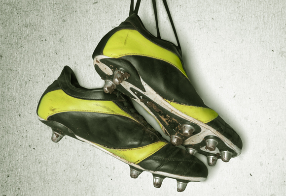 הן יכולות למנוע נפילות ופציעות, אך חשוב להתאים אותן למשטח שעליו משחקים. נעלי פקקים | צילום: Shutterstock