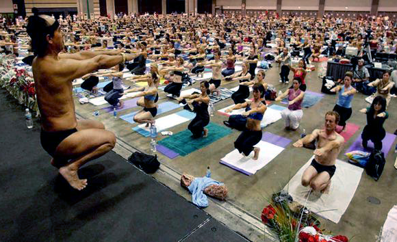 תרגול אינטנסיבי מאוד, אך עלול גם לגרום להתייבשות. מתאמנים מתרגלים ביקראם יוגה | צילום: ויקיפדיה, Ambermarquez31
