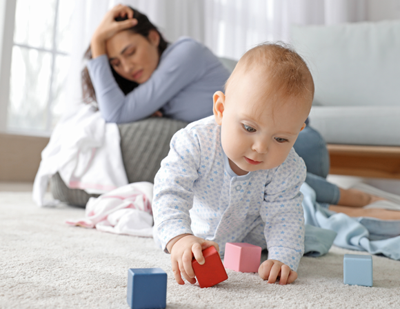 תינוק חמוד ואישה הסובלת מדיכאון אחרי לידה | צילום: Pixel-Shot, Shutterstock