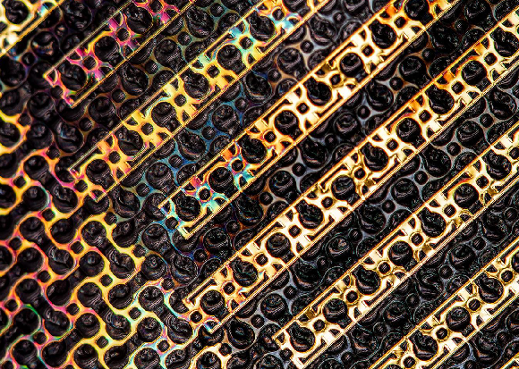 החריצים בין השכבות מאפשרים נידוף של זיעה, ומונעים מהמדבקה להתקלף כשהעור רטוב. ה"עור האלקטרוני" | צילום: Felice Frankel, MIT