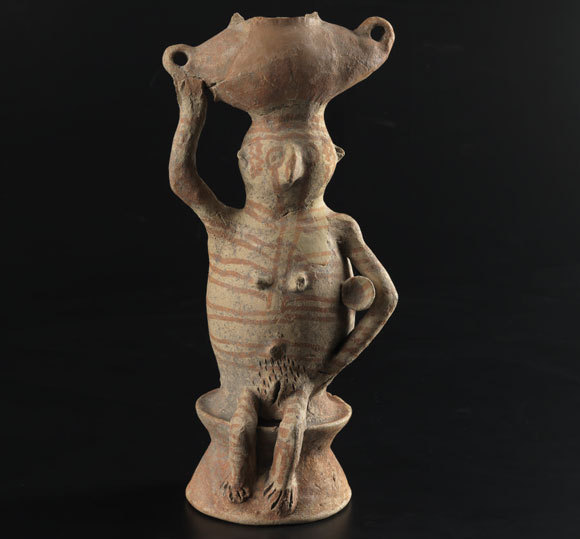 פסלון חרס הכולל מחבצה מהאתר הכלקוליתי גילת | אוסף רשות העתיקות צילום © מוזיאון ישראל, ירושלים,  אלי פוזנר