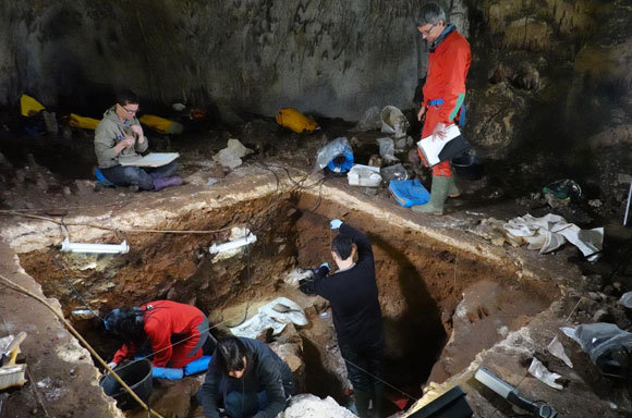 חפירות במערת Galería de las Estatuas בספרד | צילום: Javier Trueba - Madrid Scientific Films