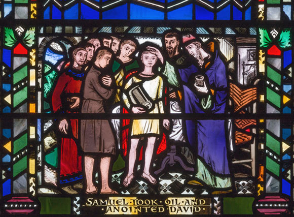 ולא רק לאכילה. ויטראז' מכנסיית St. Etheldreda בלונדון שמראה את שמואל מושח בשמן את דוד למלוכה | Shutterstock, Renata Sedmakova