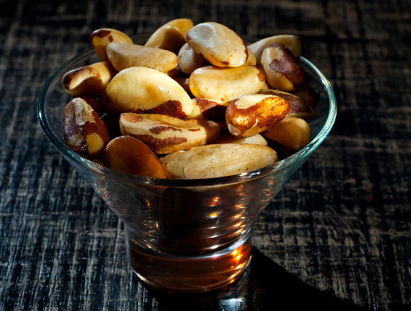 קערה עם אגוזי ברזיל בראש הערימה | צילום: Ivan Kovbasniuk, Shuttestock