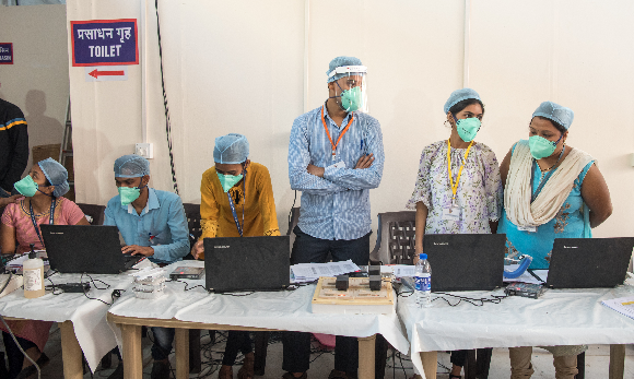 הכנות למבצע חיסונים במומבאי, הודו | צילום: Manoej Paateel, Shutterstock