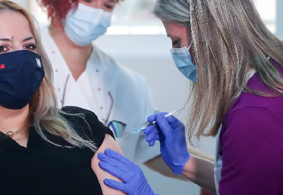 עובדת בבית חולים בסלוניקי, יוון מקבלת חיסון קורונה | צילום: Ververidis Vasilis, Shutterstock