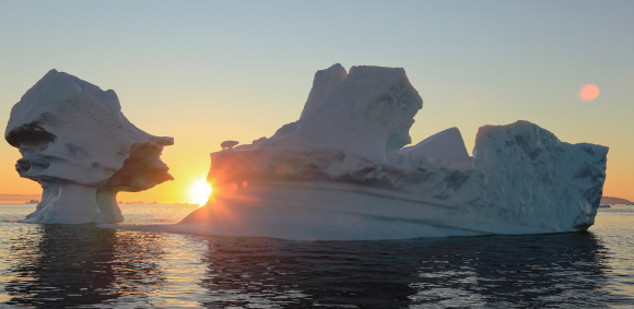 התחממות הקטבים פגעה קשות במינים שחיו שם. קרחונים בים ליד גרינלנד | צילום: Science Photo Library