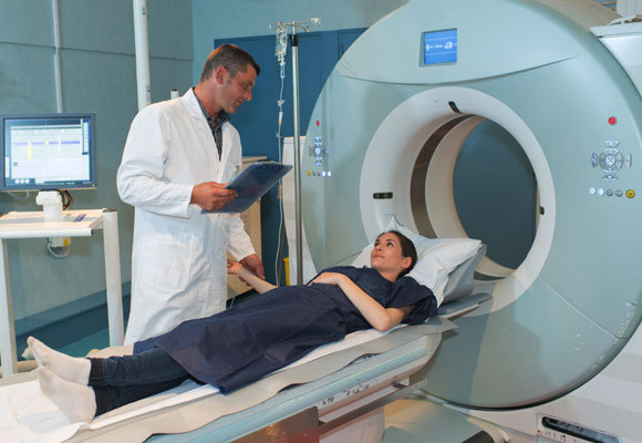 Ein Arzt unterweist eine Patientin vor einer MRT-Untersuchung | Foto: ALPA PROD, Shutterstock