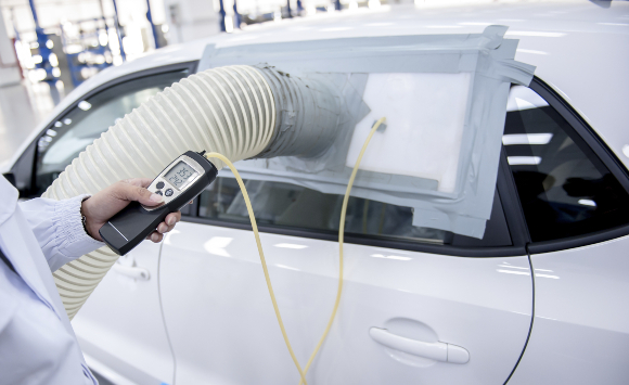 מדידת איכות האוויר במכונית | צילום: Jenson, Shutterstock