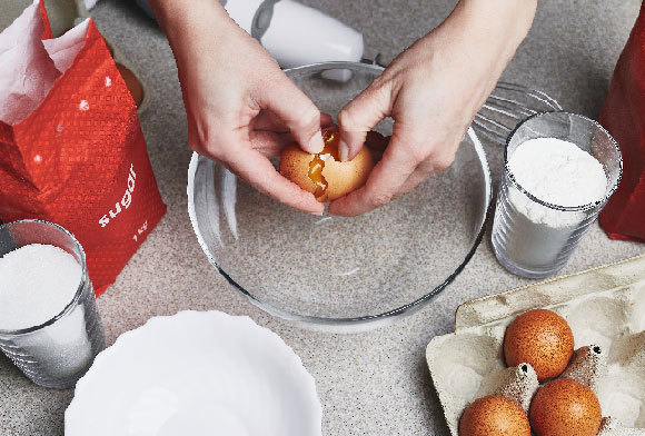 אישה שוברת ביצה מעל קערה, עם סוכר, קמח ועוד לצידה | Shuttersock, 5m  ועכשיו למדע