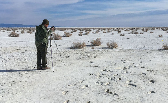 תיעוד של מאבק בן 10,000 שנה לפחות. חוקר מצלם את העקבות בניו-מקסיקו | צילום: Matthew Bennett, Bournemouth University