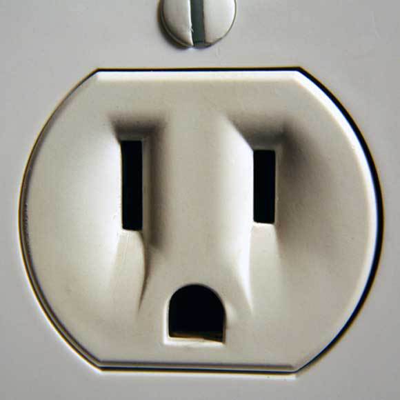 פרצופים בכל מקום. שקע חשמל בצורת פנים בעלות הבעה | צילום: William J. Mahnken, Shutterstock