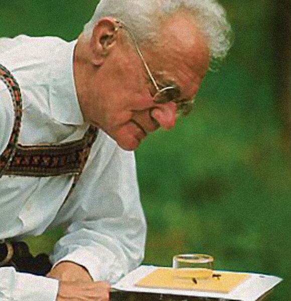 הוכיח שהדבורים רואות צבעים. פון פריש עם חלק מציוד המחקר ששימש אותו בתחילת הדרך | מקור: ויקיפדיה, שימוש הוגן