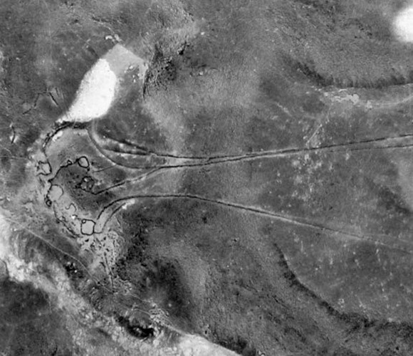 עפיפונים במזרח ירדן שצילמו טייסי חיל האוויר המלכותי | צילום מאוסף אסף הולצר, מתוך מאמר המחקר בכתב העת "קדמוניות", גיליון 151