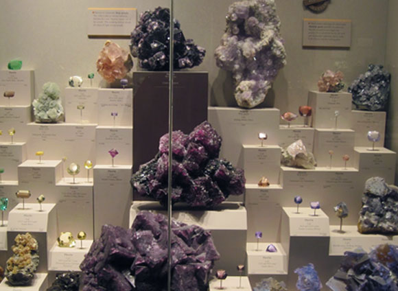 ​Alle Mineralien im Bild sind Fluorit. Ausstellung im Smithsonian National Museum of Natural History, USA | Foto: Uri Teichman