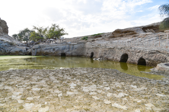 מאגר מים מתייבש בכפר בדרום איראן | צילום: Andrea Lehotska, Shutterstock