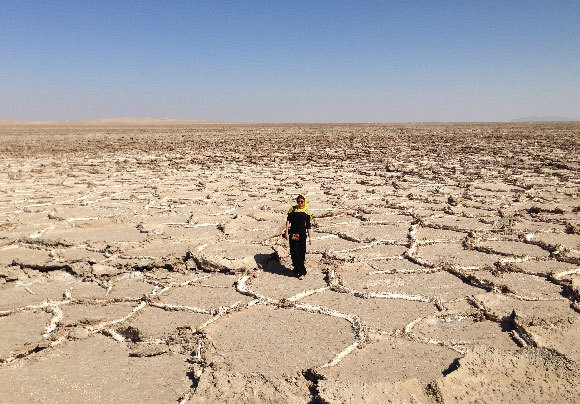 אישה באגם וַרְזַאנֶה היבש | צילום: Sun_Shine, Shutterstock