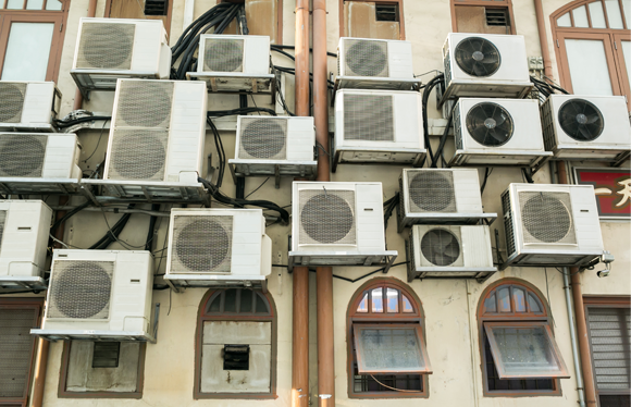 מנועי מזגנים על קיר של בית מגורים | צילום: wandee007, Shutterstock