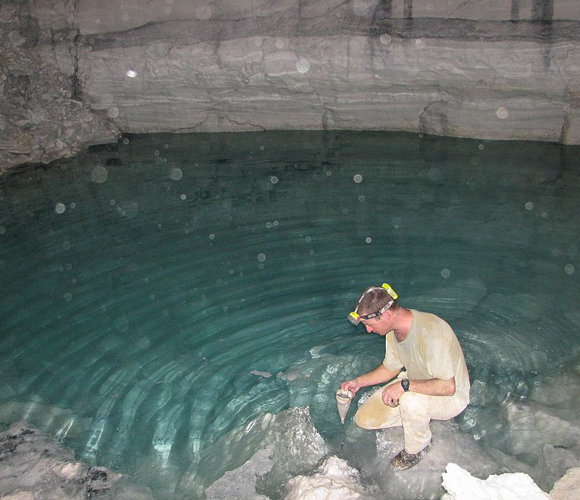 סינון מים באגם בעומק המערה, למציאת בעלי חיים זעירים | ויקיפדיה, חובב אפלולית