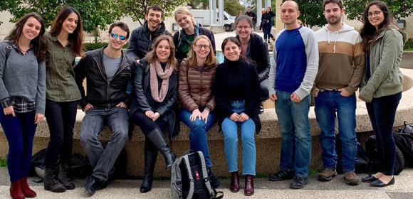  שולמן (שלישי מימין) עם קבוצת המחקר שלו | צילום באדיבות מעבדת שולמן, מכון ויצמן למדע