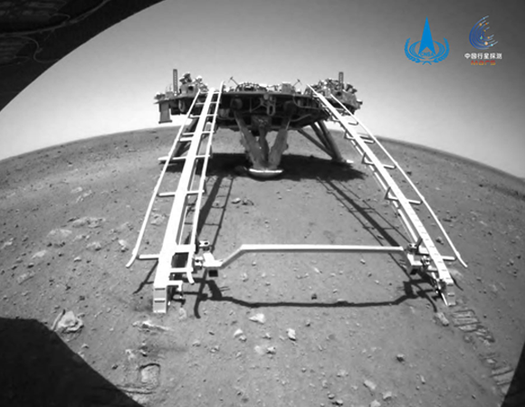 הנחתת Tianwen-1 כפי שצילם הרכב לאחר שירד ממנה. בצד שמאל למטה רואים את גלגל הרכב