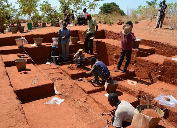 סטונדטים וצוות עבודה מקומי חופרים במחוז קרונגה, לחופי האגם. צילום: ג'סיקה תומפסון