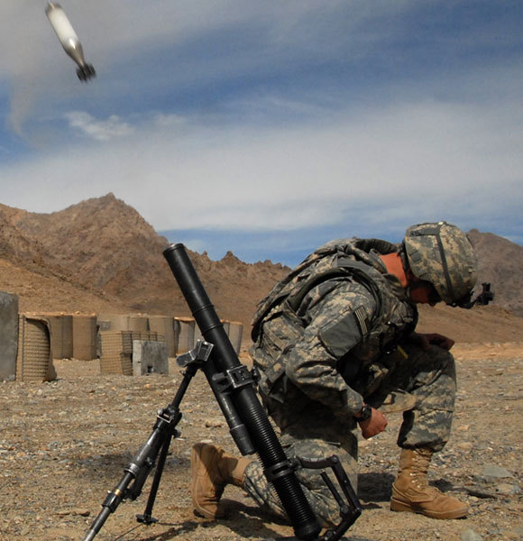 מרגמות יורות פצצות לטווח קצר במסלול בליסטי תלול | צילום: צבא ארצות הברית, נחלת הכלל