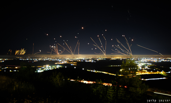 שובלי האור הישרים של הרקטות מעזה (משמאל) לעומת השובלים המפותלים של טילי היירוט, כפי שצולמו מהר חרשה במבצע "שומר החומות" | צילום: יהונתן קלרמן