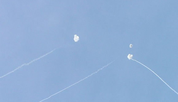 הקול יגיע אחרי האור, בהפרש של כשלוש שניות לכל קילומטר. כיפת ברזל מיירטת רקטות מעזה | צילום: Emanuel Yellin, ויקיפדיה