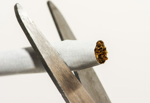 אילוסטרציה של מספריים גוזרות סיגריה | Shutterstock, stocksre