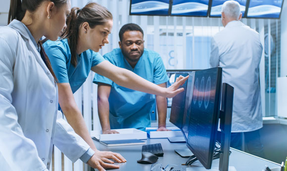 רופאים מנתחים סריקות