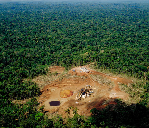 כריתת עצים באגן האמזונס כדי לפנות מקום למפעל נפט | Peter Bowater, Science Photo Library