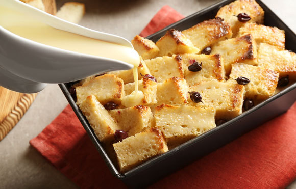 הוספת נוזלים על בסיס שמנת לפודינג לחם | צילום: Africa Studio, Shutterstock