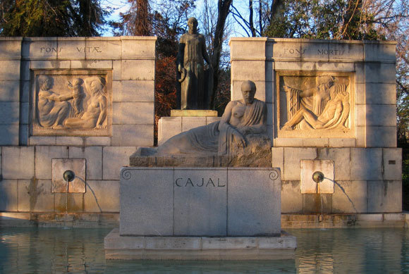 האנדרטה לזכרו של רמון אי קחל בפארק רטירו במדריד | צילום: Daderot, ויקיפדיה, נחלת הכלל