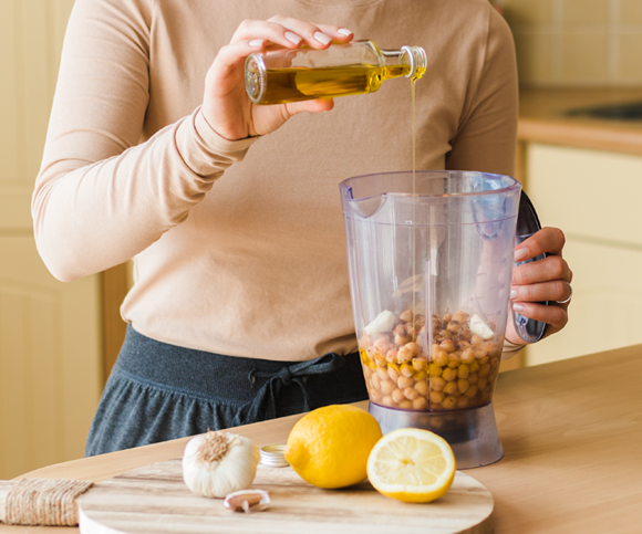אישה מכינה חומוס בבלנדר | Shutterstock, Andrei David Stock