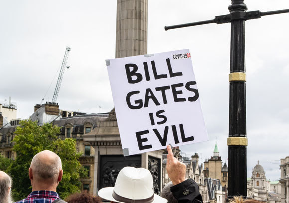 שלט נגד ביל גייטס בהפגנת מחאה על סגרי הקורונה בלונדון, 2020 | צילום: JessicaGirvan, Shutterstock