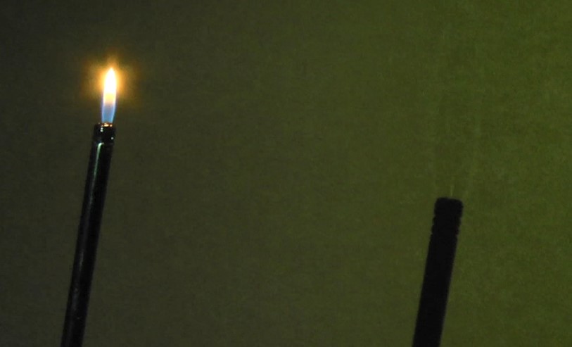 כאשר הלהבה רחוקה מהקיר, ניתן לפעמים לראות הבדלי טמפרטורות של הגזים המרכיבים את האש, אבל לא את הצל של האש | צילום רועי חובני