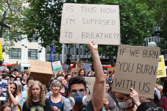 מפגינים בסידני מוחים על אוזלת ידה של ממשלת אוסטרליה בהתמודדות עם השריפות | צילום: Shutterstock